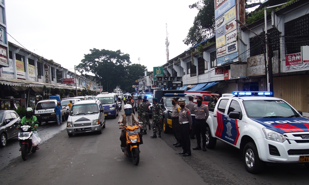 Patroli Gabungan Bubarkan Kerumunan saat Ngabuburi