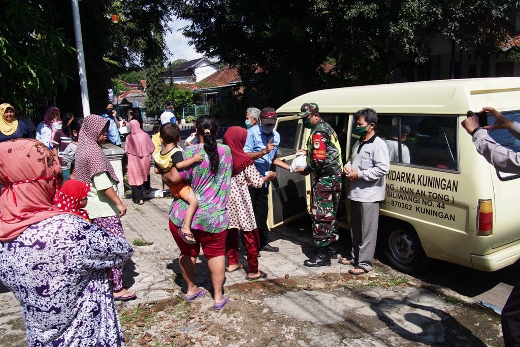 Klenteng Kun An Tong Sebar Sembako untuk Warga Miskin