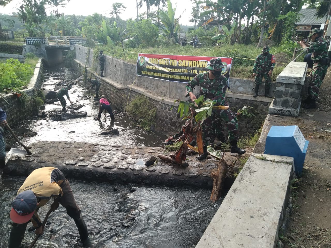 Prokasih, TNI-Warga Bersihkan Sungai Cigalagah