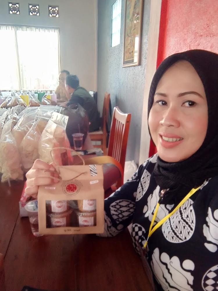 Kenang Masa Kecil, Oki Pitaloka Kuliner Serundeng Khas Kuningan