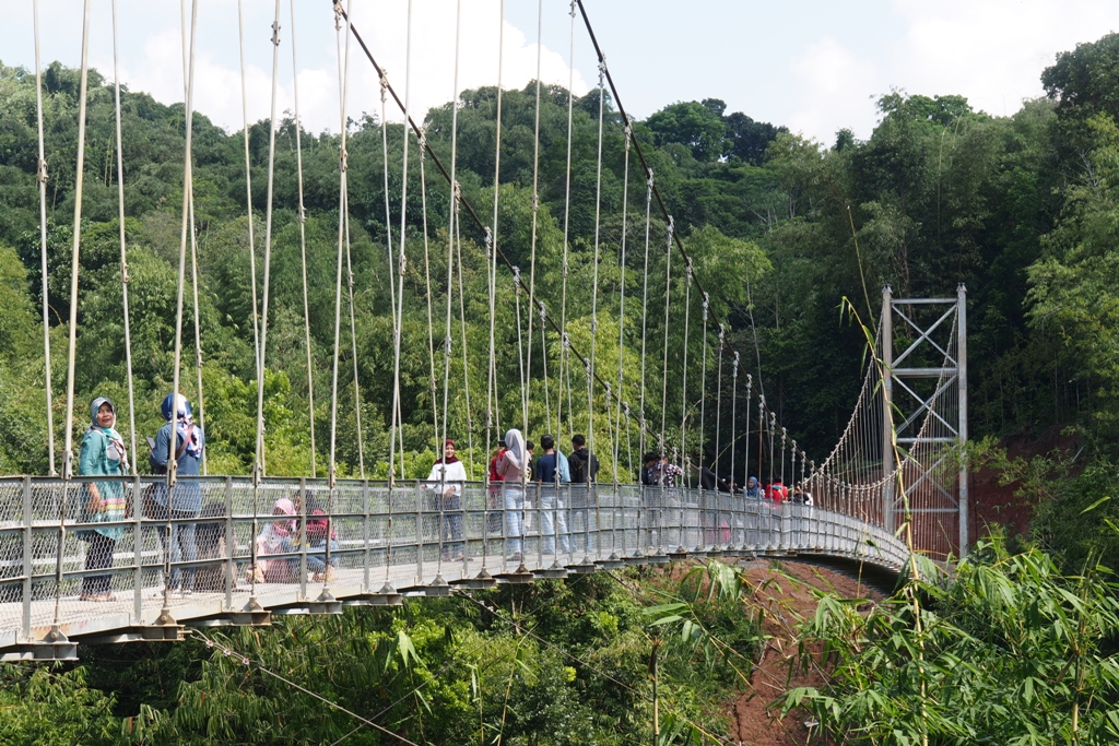 Jembatan Gantung Winduhaji, yang Lewat Dibatasi Maksimal 15 Orang Durasi 10 Menit