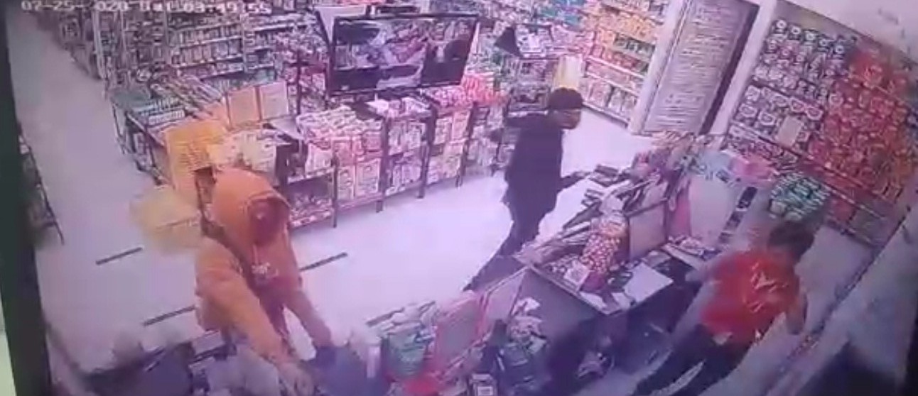 Perampokan Minimarket Terekam CCTV, Polisi Kejar Pelaku