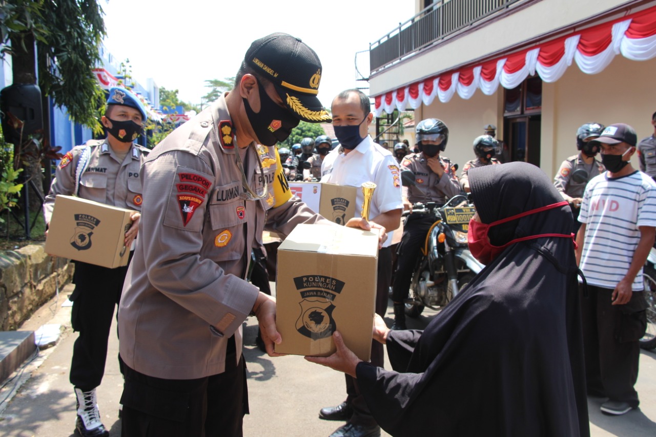 Peringati HUT RI ke-75, Polres Kuningan Bagikan 2.000 Paket Sembako