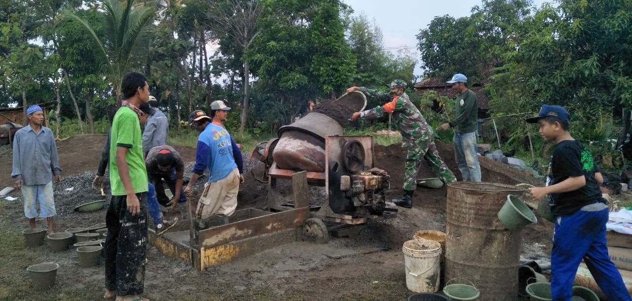 Gotong Royong Perbaiki Balai Dusun