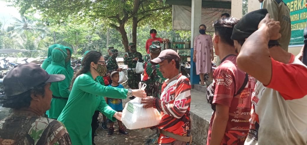 Persit Kodim Kuningan Bagikan Sembako untuk Duafa