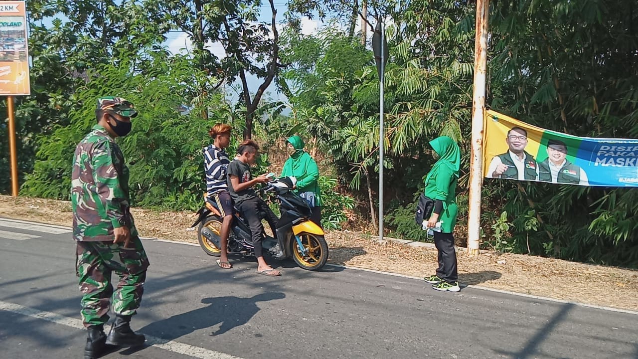 Koramil Mandirancan dan Persit Bagikan Masker