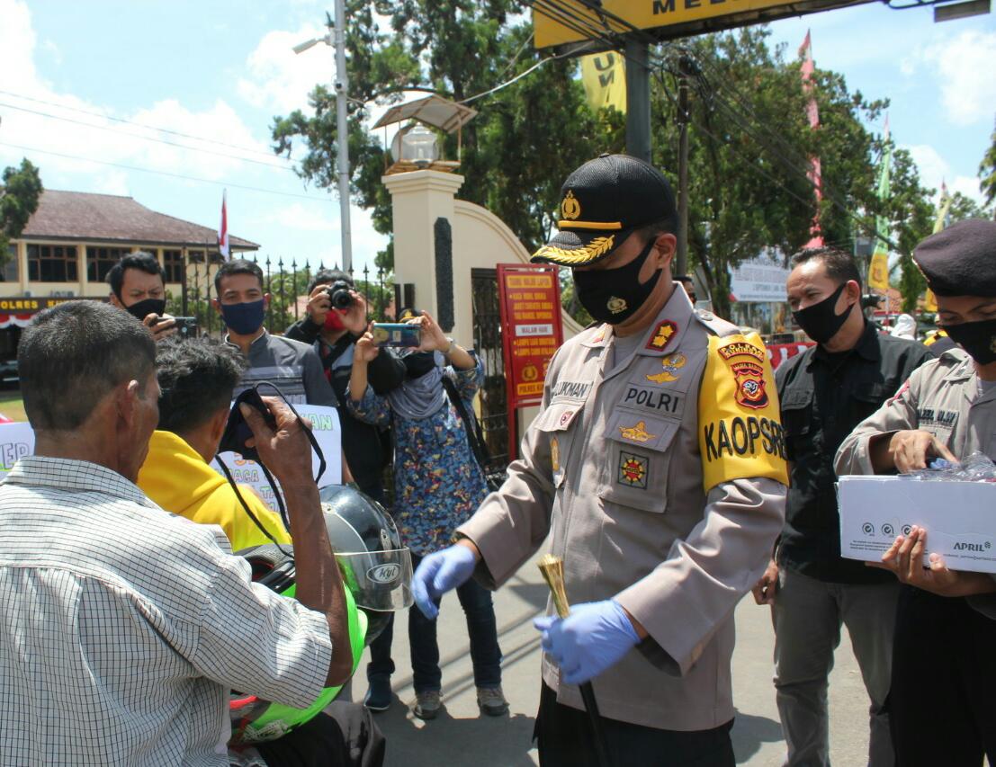 Bagikan Masker kepada Pengguna Jalan