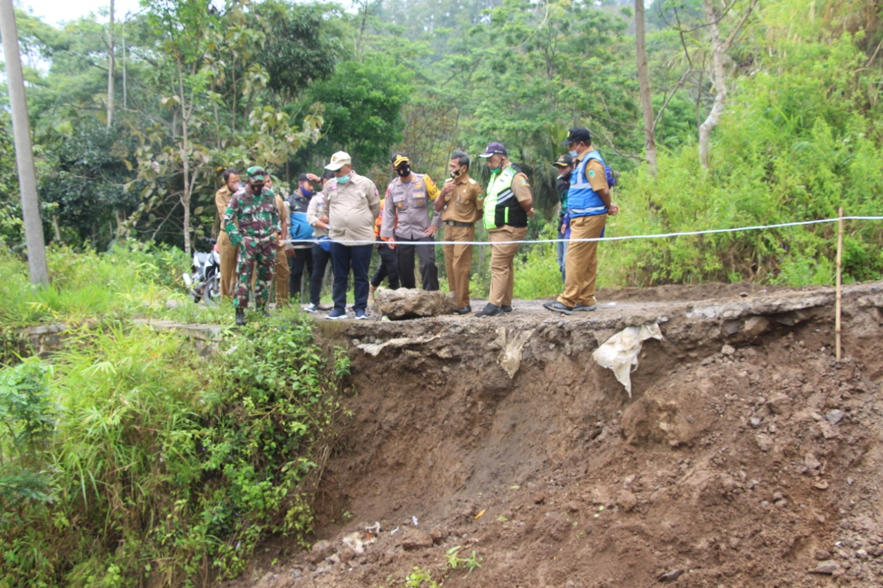 Tinjau Lokasi Longsor, Forkopinda Menuju TKP dengan Motor