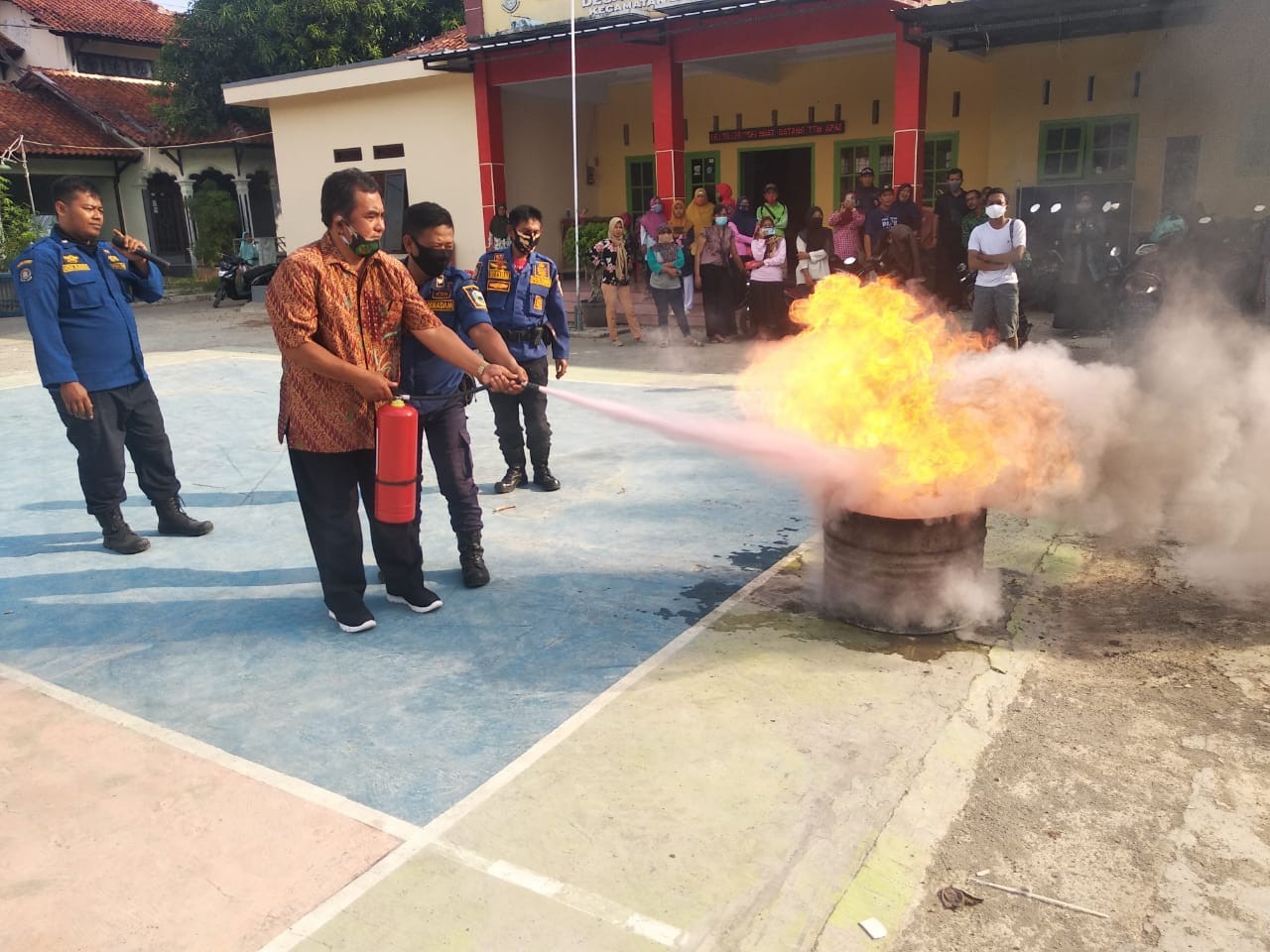 Bekali Perangkat Desa dan Masyarakat Teknik Pemadaman Api