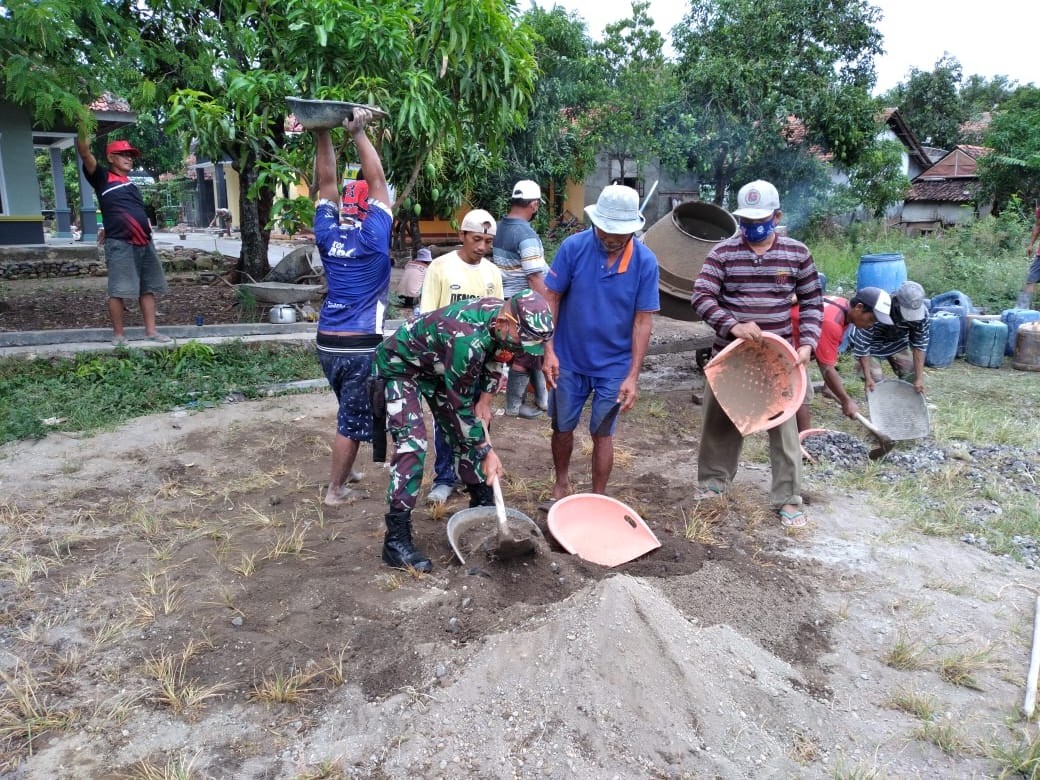 Gotong Royong Perbaiki Jalan Kampung