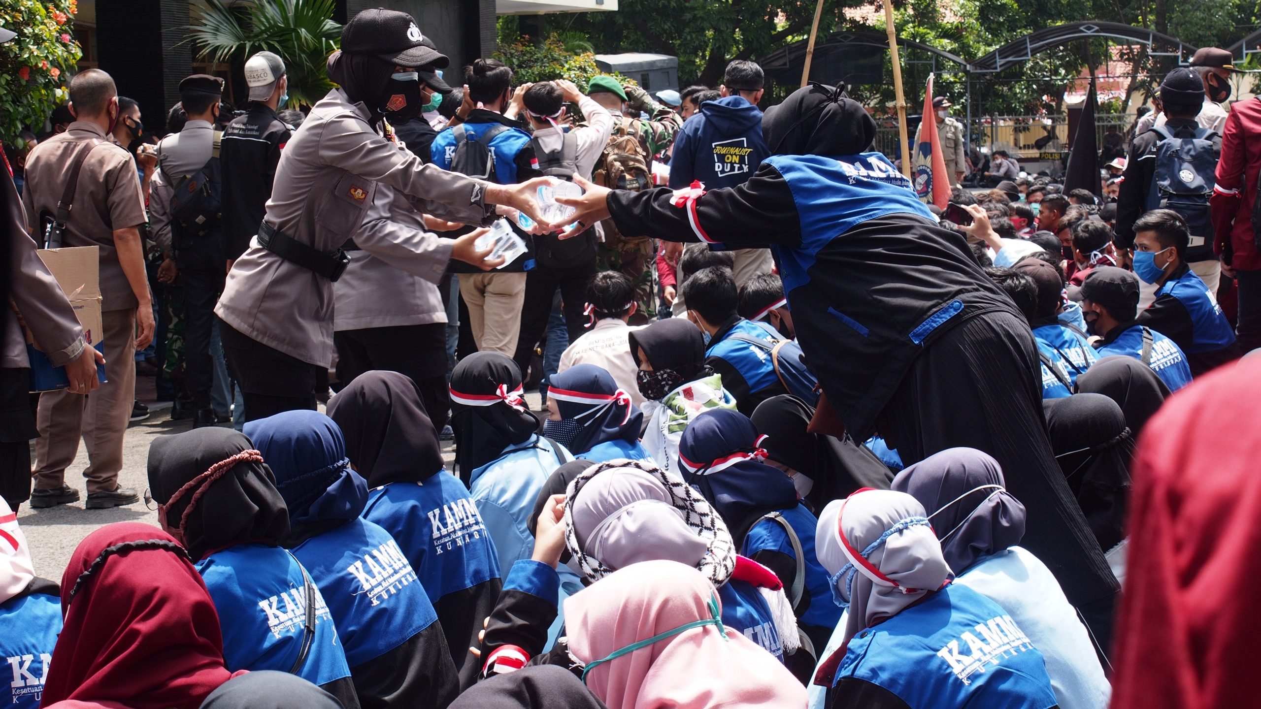 Dinginkan Suasana Unras, Polwan Bagikan Air Mineral untuk Demonstran