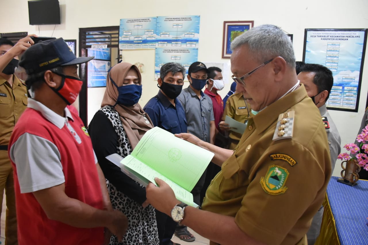 Masyarakat Desa Tarikolot Terima Sertifikat Tanah