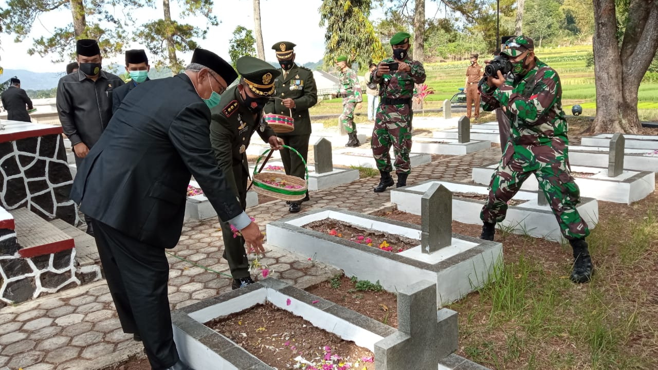 Peringati HUT Ke-75 TNI, Ziarahi Makam Pahlawan