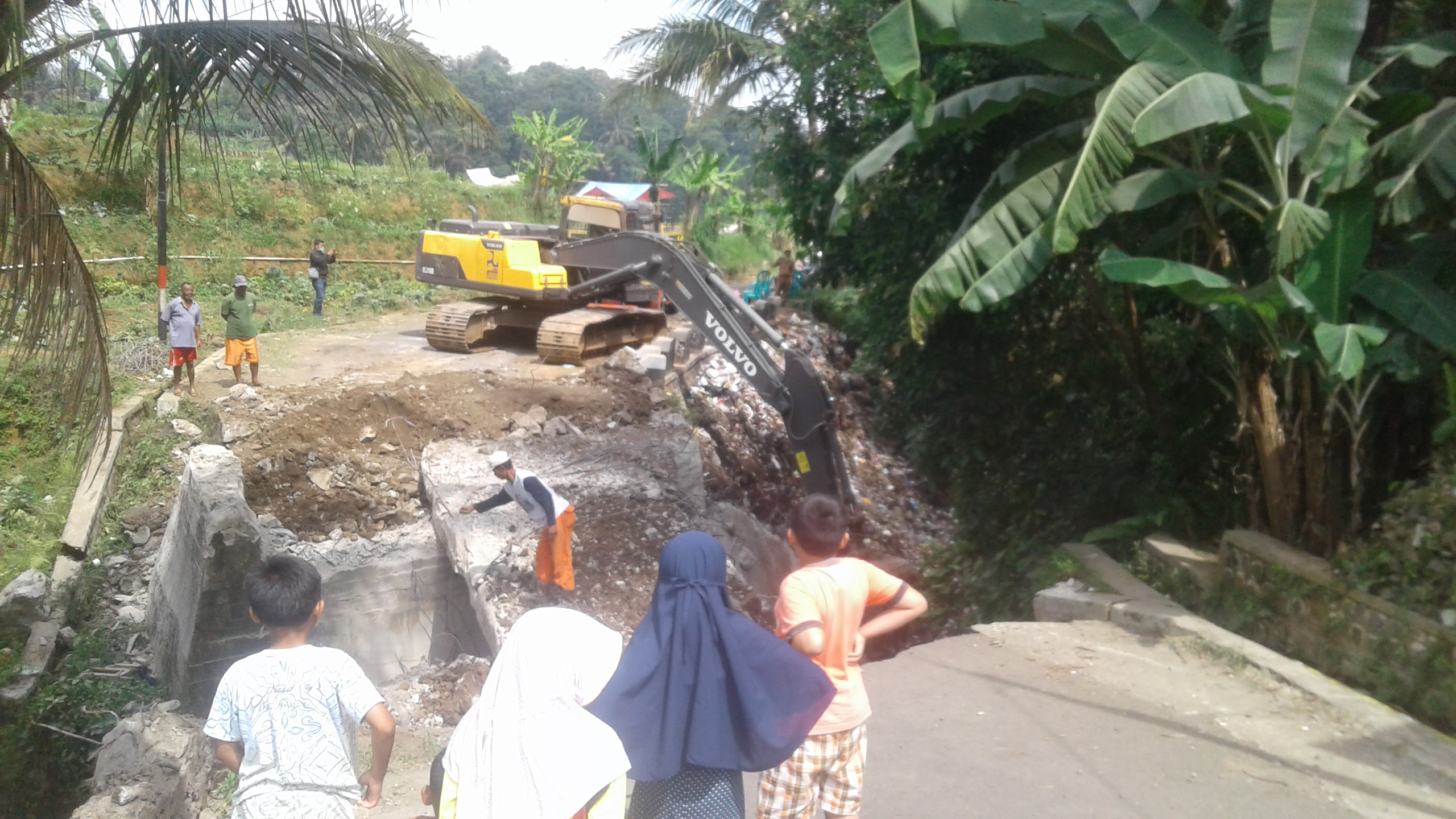 Miris, Sungai Cigeureung Penuh Sampah