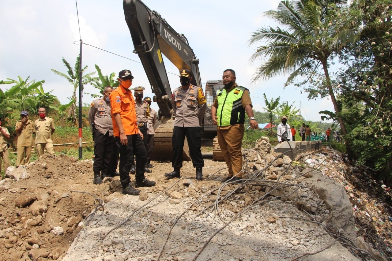 Kerahkan Alat Berat, Pemkab Segera Tangani Jembatan Ambruk Cigeureung