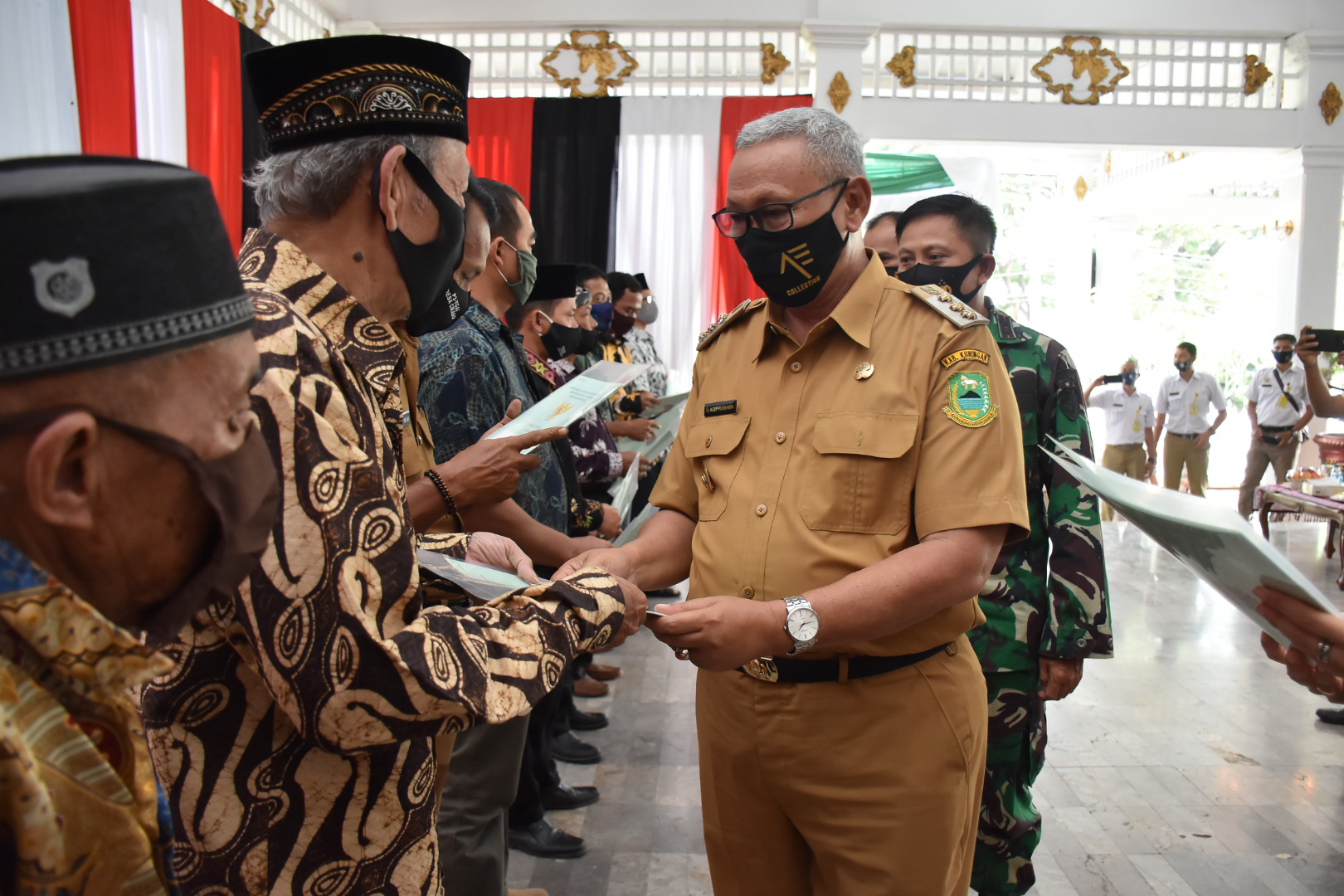 Bupati Acep Bagikan Sertifikat Tanah Program PTSL