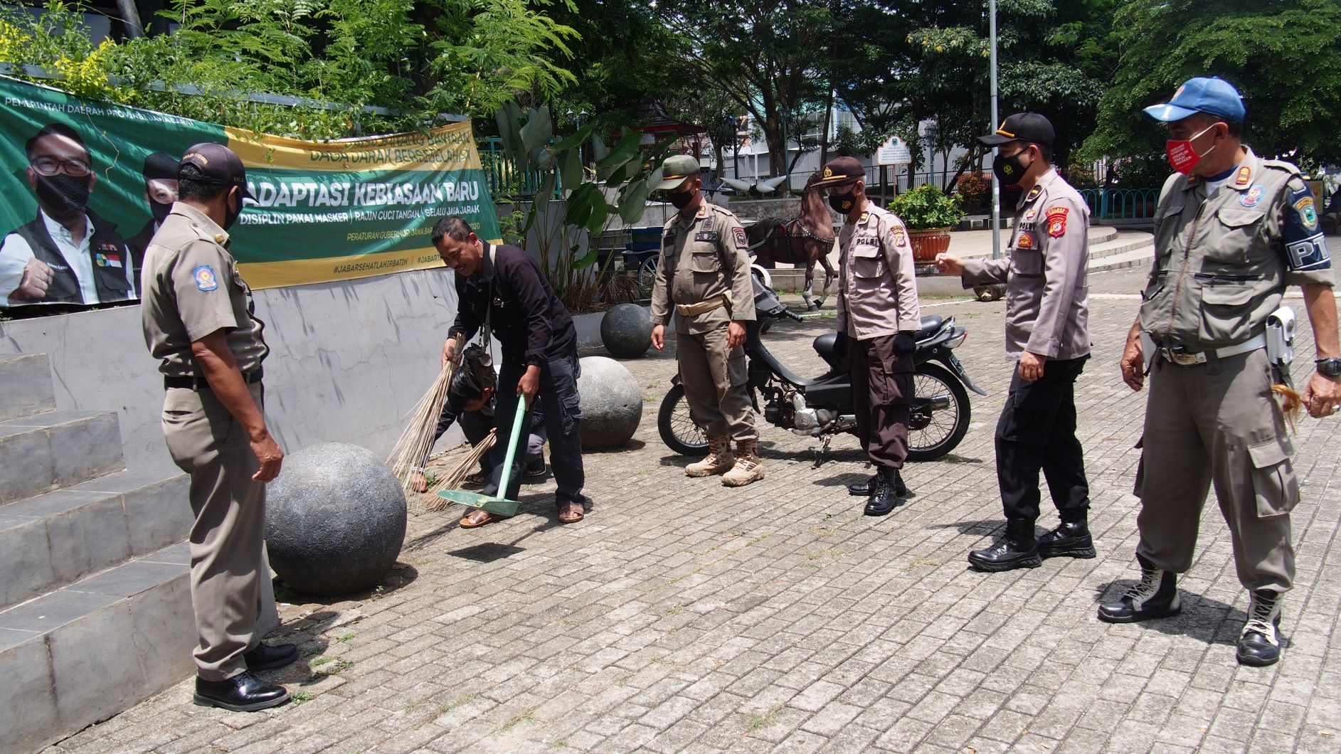 Puluhan Pelanggar Masker Disanksi Nyapu Tamcir