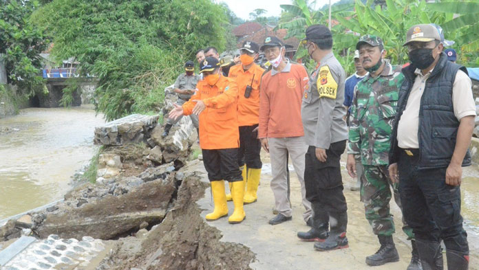 Sekda Dian Tinjau Lokasi Bencana Longsor dan Banjir