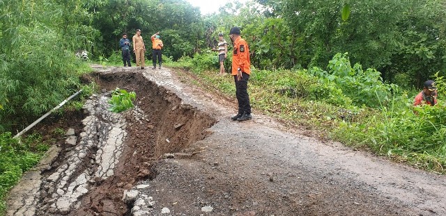 Longsor Jalan Padarama-Sukaraja, Mobil Memutar Hingga 25 Kilometer