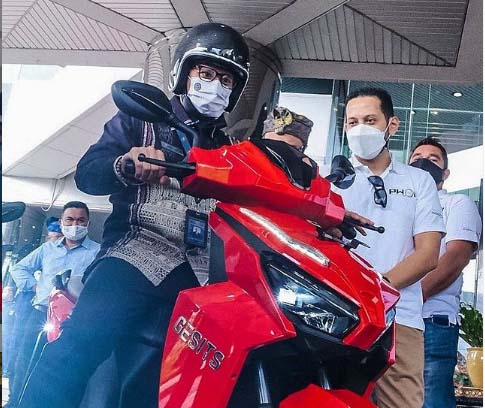 Sandi Uno Jajal Si Gesits, Motor Listrik Karya Anak Bangsa, Warganet Ungkit Esemka