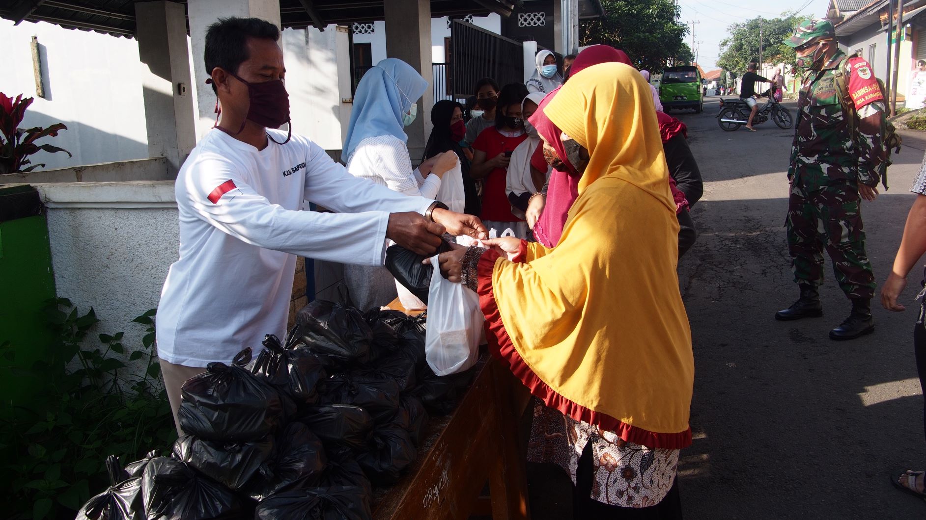 Jumat Berkah, Pemuda Desa Karangmangu Bagikan Sayuran untuk Warga