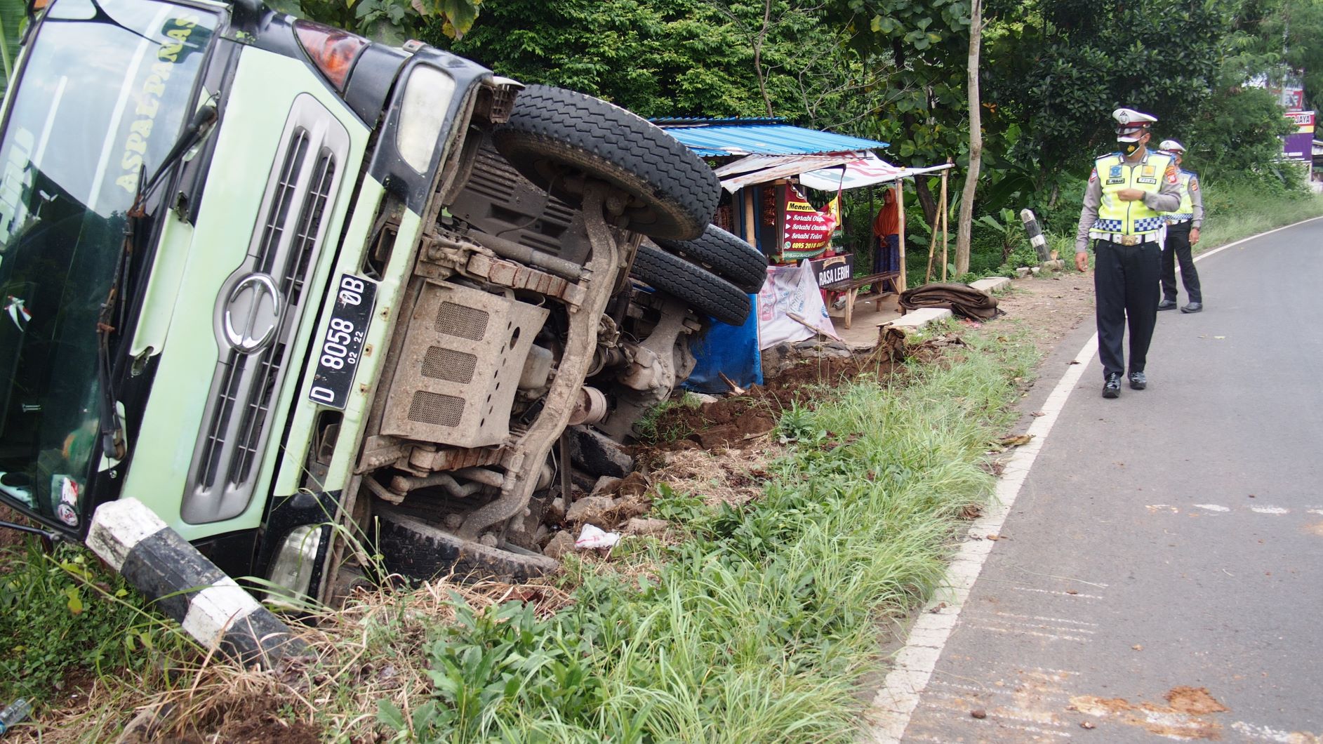 Ditinggal Beli Rokok, Dump Truck Nyelonong Nyaris Tabrak Warung
