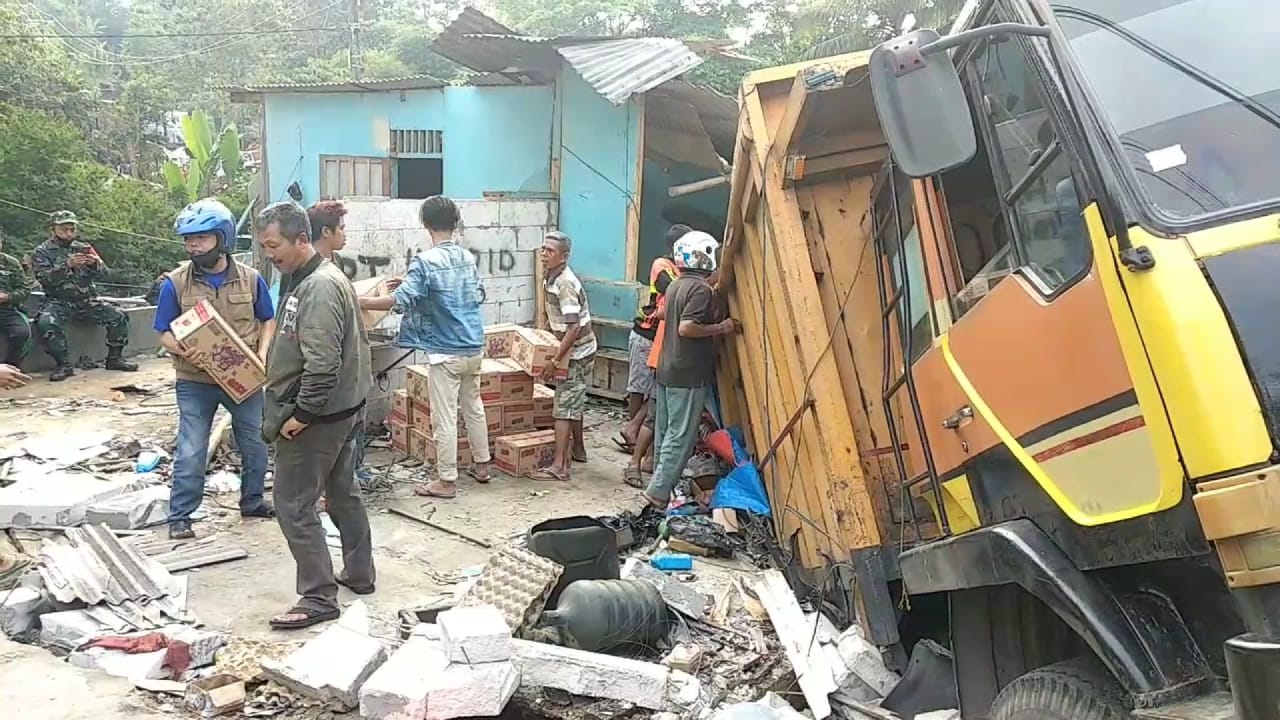 Truk Jelly Hilang Kendali di Ciporang, Tabrak 2 Rumah, 1 Orang Meninggal, Sopir Kabur