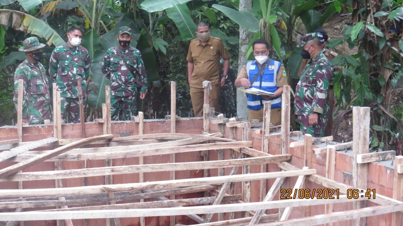 TMMD Bangun Instalasi Pengolahan Air Limbah, Siswa SMK Bantu Pindahkan Material