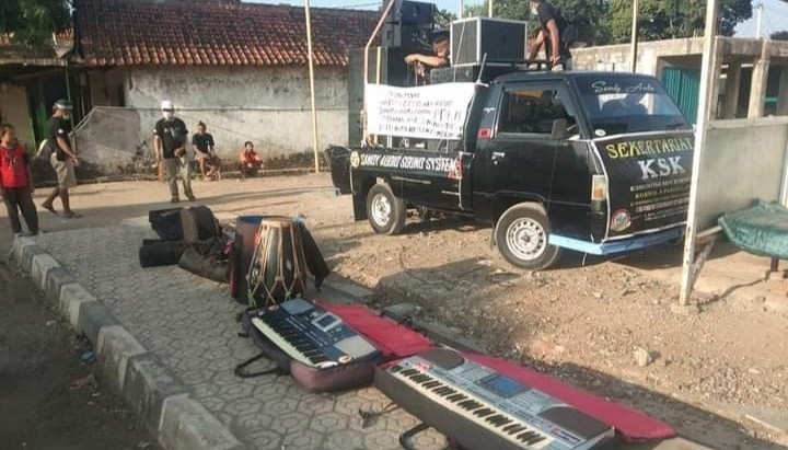 PPKM Sulit Cari Rezeki, Seniman Lelang Alat Musik di Pinggir Jalan untuk Menyambung Hidup