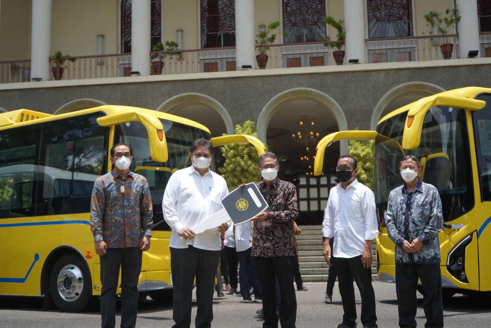 Airlangga Hibahkan Dua Bus Listrik dan Microbus untuk UGM