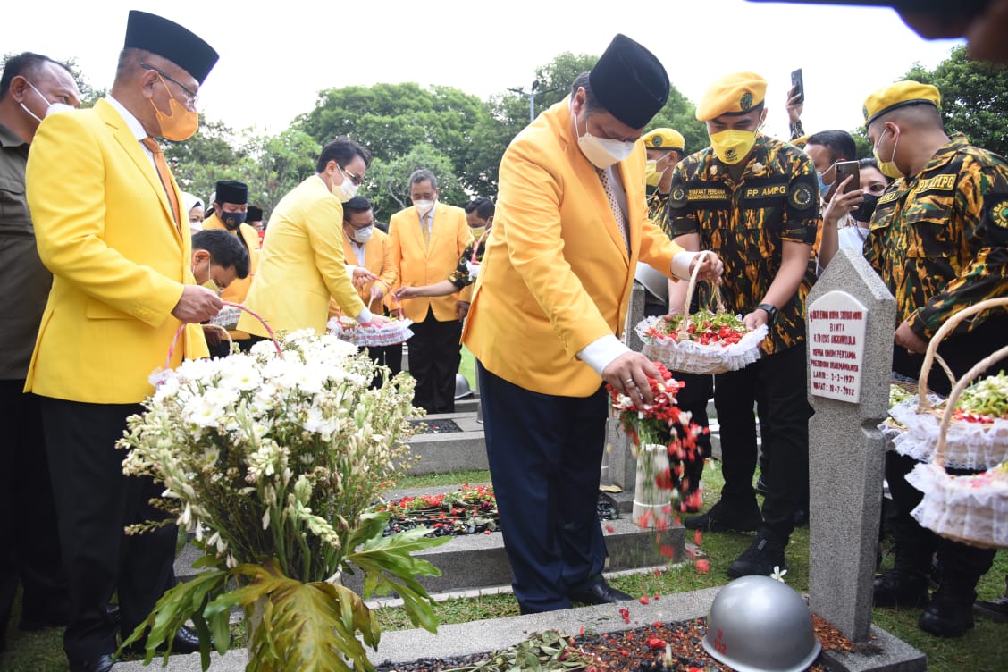 Sambut HUT Ke-57, Airlangga Tabur Bunga di TMP Kalibata