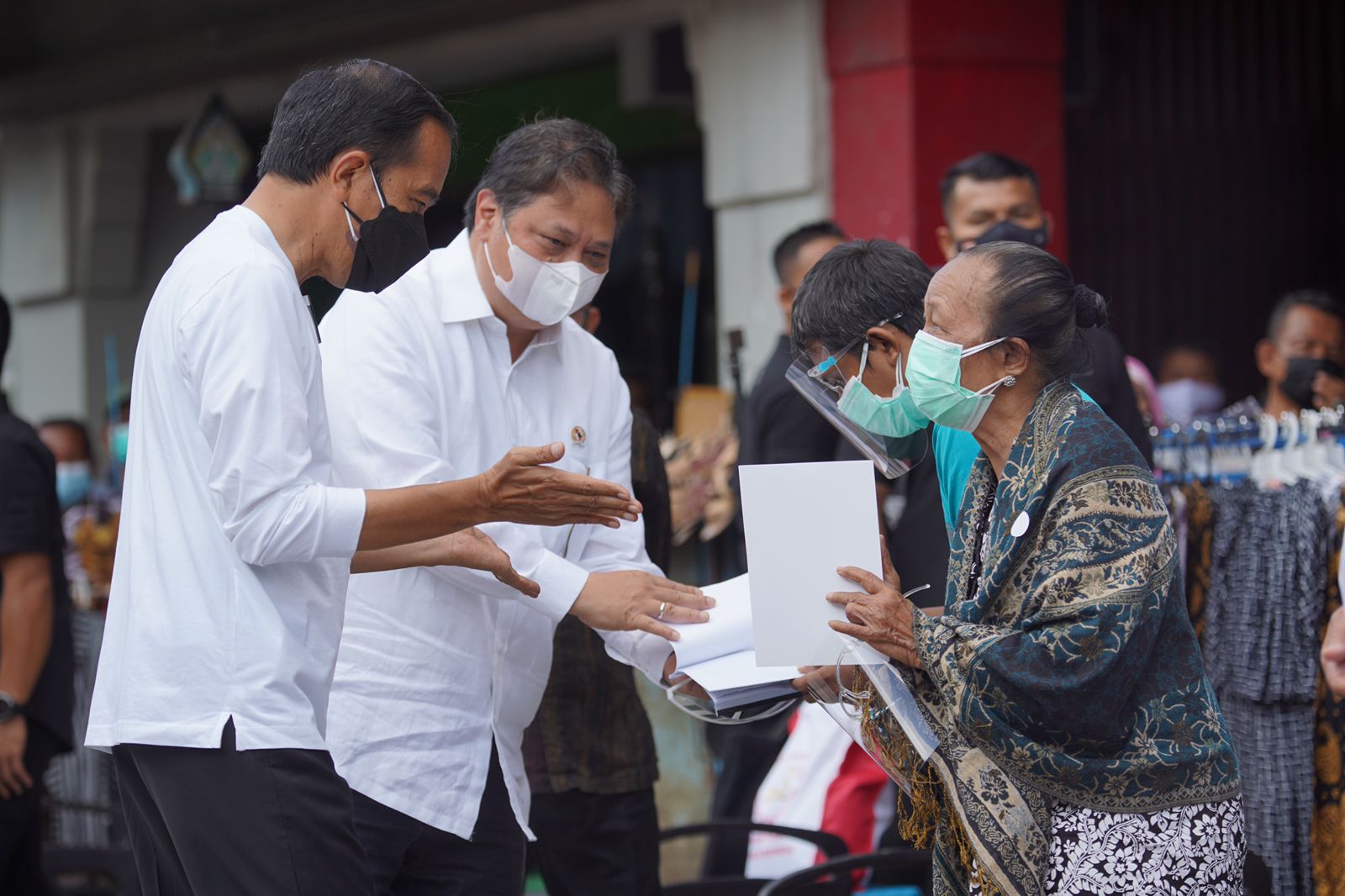 Ke Jogja, Presiden Jokowi dan Menko Airlangga Resmikan Bantuan Tunai Warung dan PKL