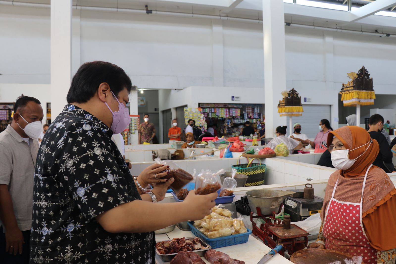 Kendalikan Harga Minyak, Airlangga Gelar Operasi Pasar