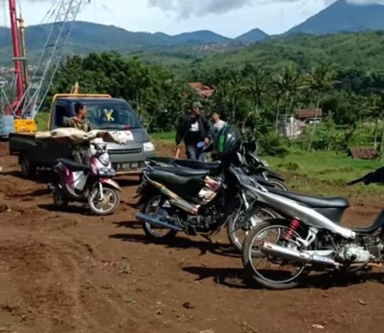 Warga Gendong Pocong, Ternyata Jenazahnya Dipindahkan karena Tergusur Tol Cisumdawu