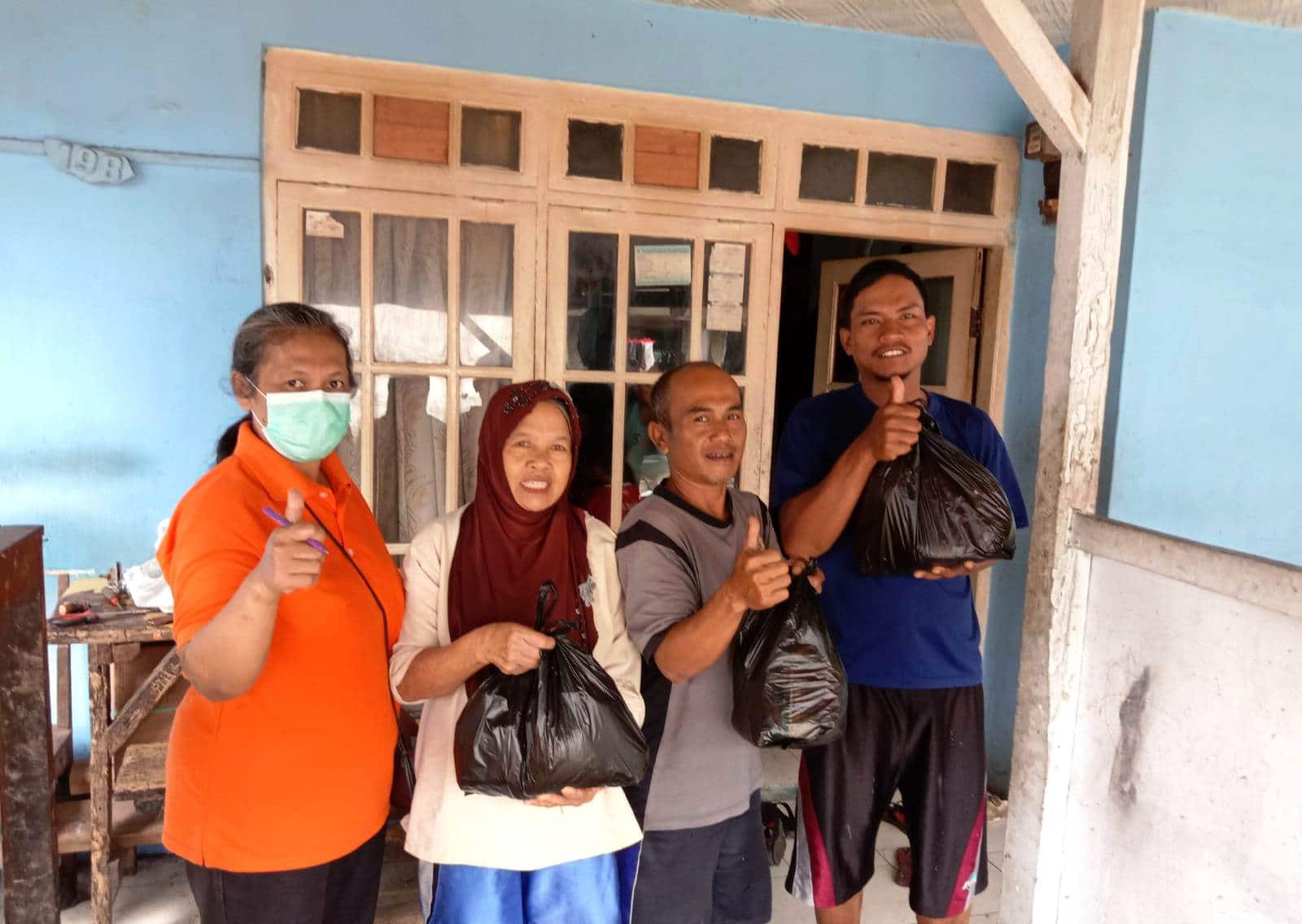 Sambut Paskah, Lingkungan Santo Antonius Gereja Hati Kudus Bagikan Sembako